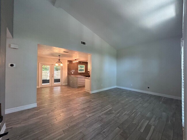 Building Photo - Dream home awaits: stunningly updated 3 be...
