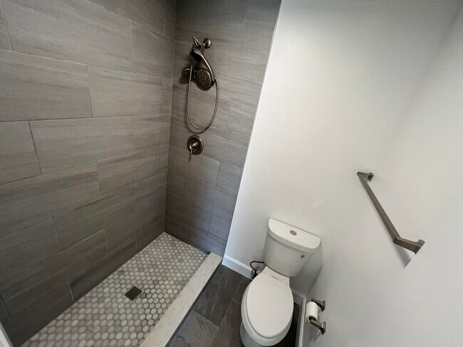 Building Photo - 210 SW Sterret Cir