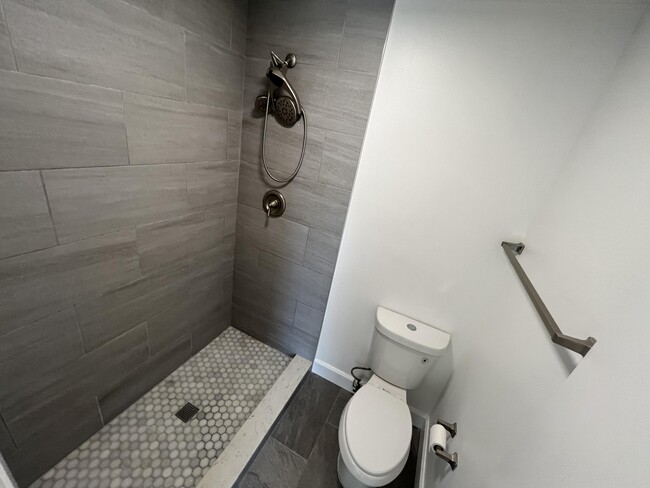 Building Photo - 210 SW Sterret Cir