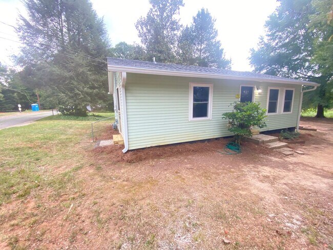 Building Photo - 3bd/1ba House Renovated In 2021 near Hwy 21 & Hwy 70