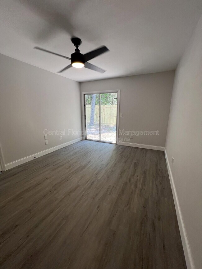 Building Photo - 916 Robinhood Ct