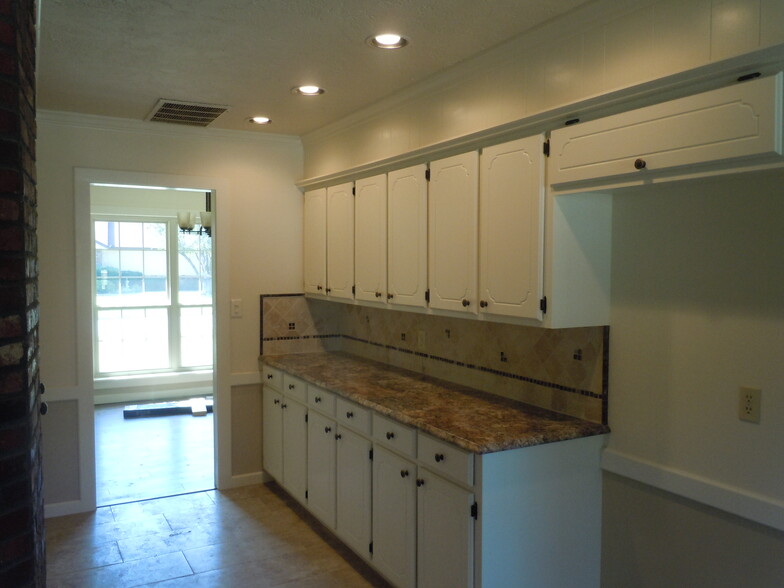 Building Photo - 7701 Briarwood Ave