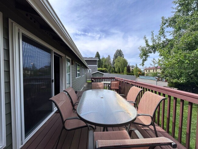 Building Photo - 3 Bedroom 2 Bath home in south Bellingham with a 2-car garage