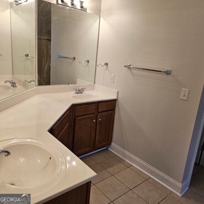 Building Photo - 6141 Long Shore Dr