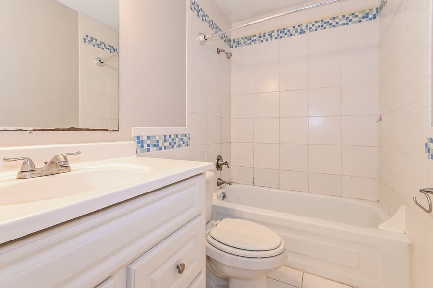 Building Photo - 7201 Skidmore Cove