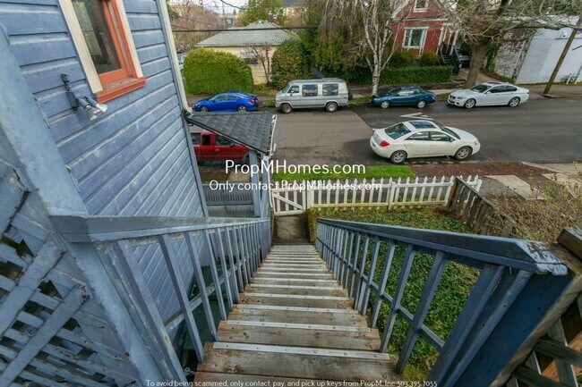 Building Photo - 1102 SE Umatilla St
