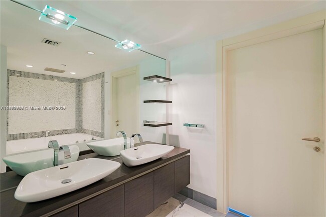 Building Photo - 200 Biscayne Blvd Way