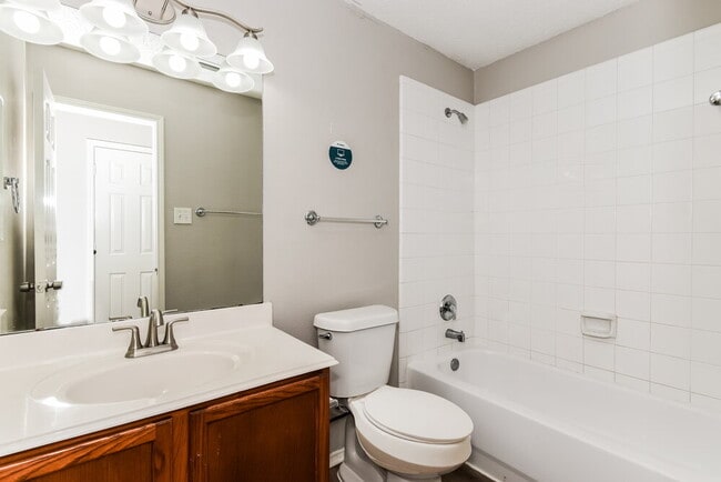 Building Photo - 1034 Hampton Dr