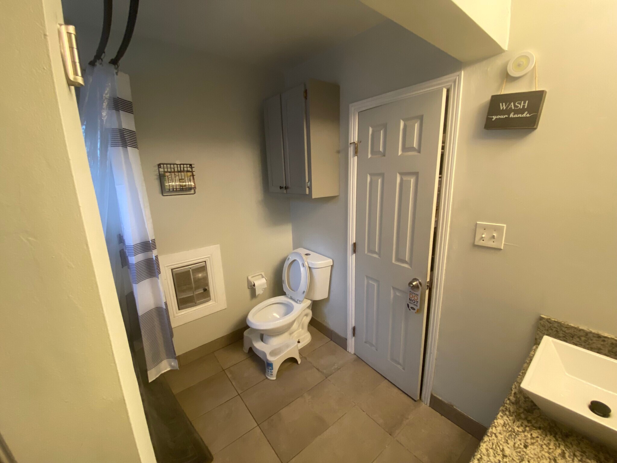 Building Photo - 636 E 121st Pl