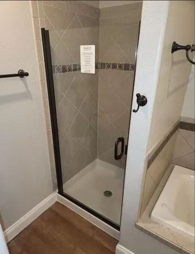 Building Photo - 5 Bedroom Home Located in Waynesville, MO!