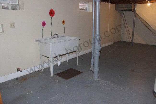 Building Photo - Desirable Southside Location!