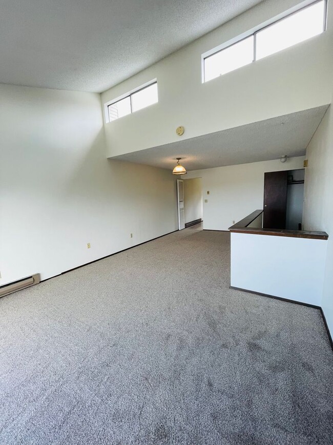 Building Photo - 925 SqFt, 2 Bed Condo in Coupeville, 20 Mi...