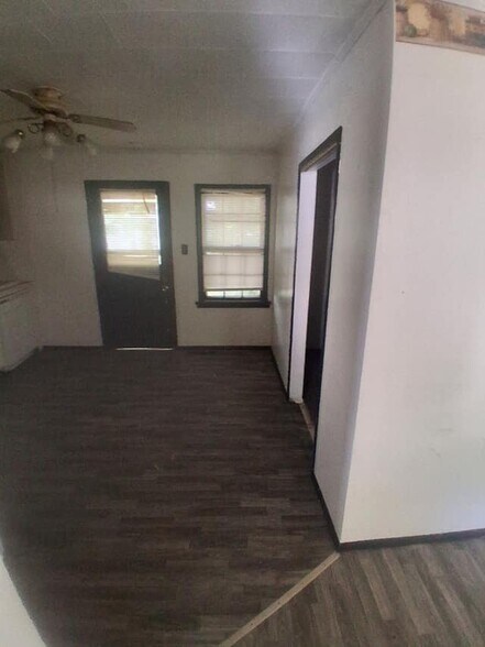 Building Photo - 11 B Ln
