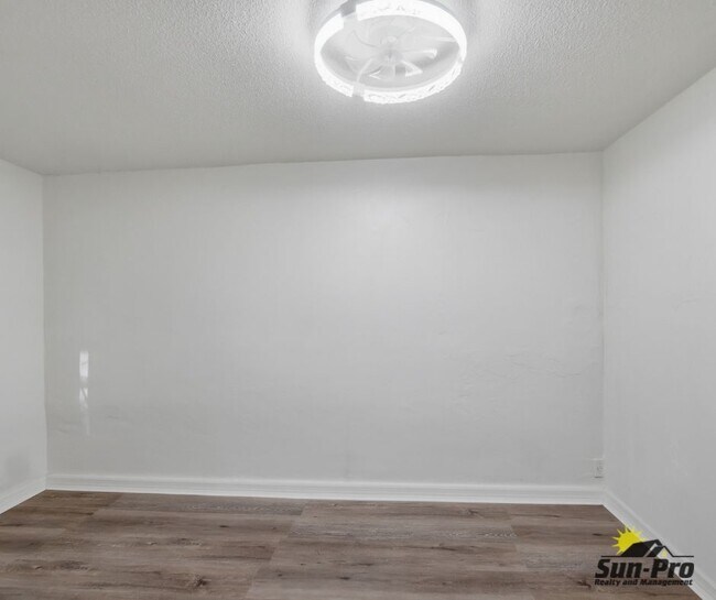 Building Photo - 215 Live Oak Ave
