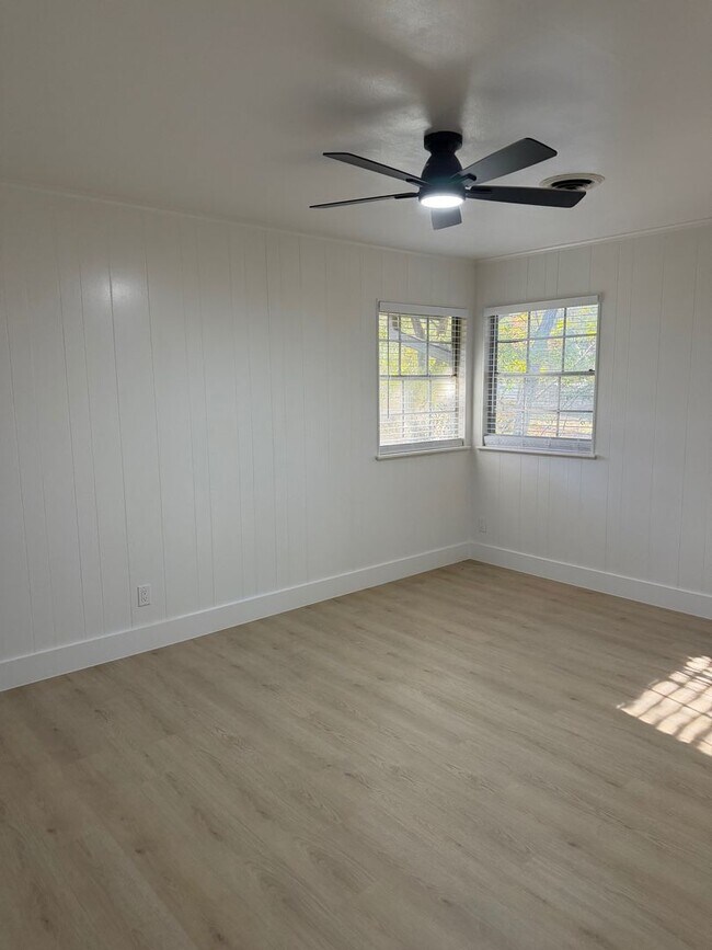 Building Photo - Charming Hill Country Home • Spacious Layout • Lake Travis Lifestyle