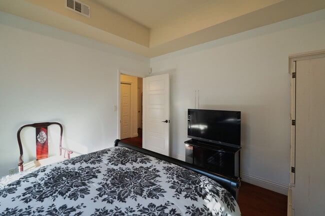 Building Photo - 1410 Encino Ave