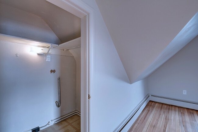 Building Photo - 93 Meadow St