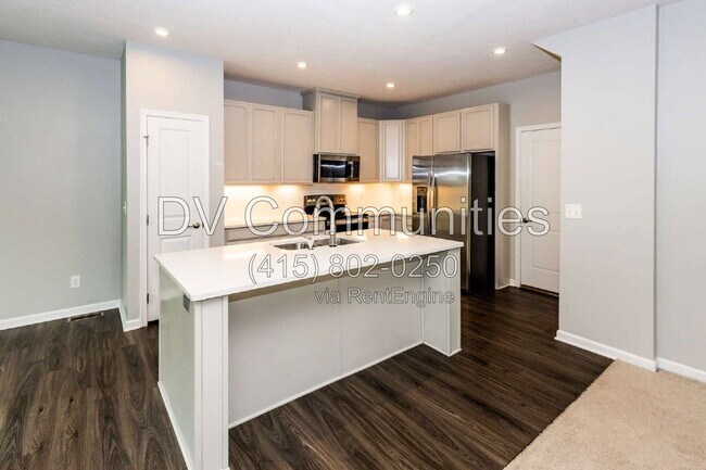Building Photo - 7226 Hillsview Dr