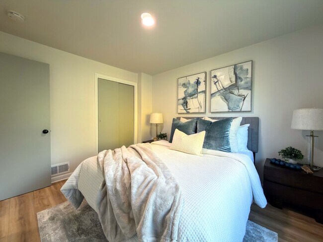 Building Photo - 1023 E Millbert Ave