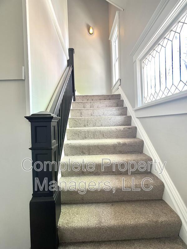 Building Photo - 930 S Broadway Ave