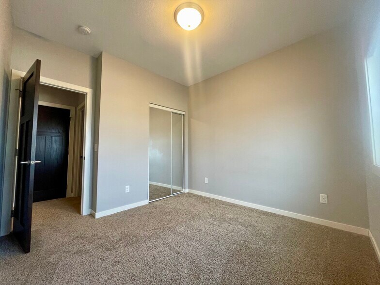 Building Photo - 2161 Rolling Green Ln