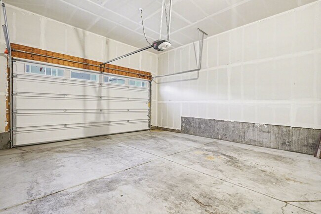 Building Photo - Available April 2026! 2 bed 2.5 bath townhouse!