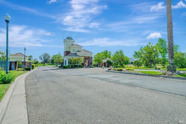 Building Photo - 402 Palisades Dr