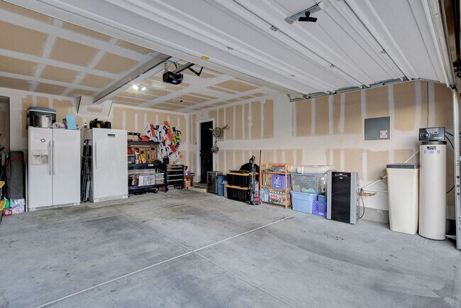 Building Photo - Stunning 3 Bed Home with Loft, Den & Upgraded Kitchen