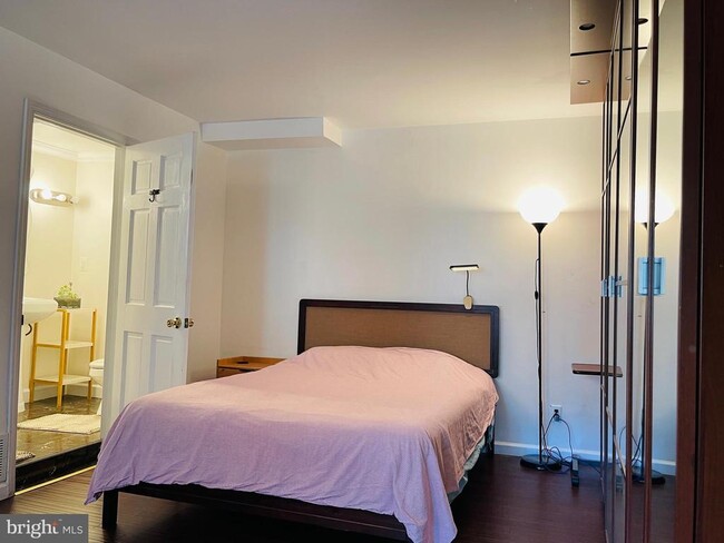 Building Photo - 928 Venice Dr