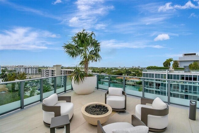 Building Photo - 9901 W Bay Harbor Dr