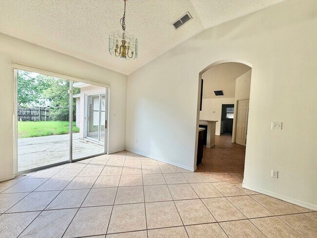 Building Photo - Large and Spacious 4/2 in Ideal Location!