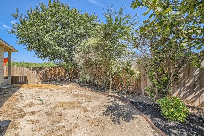 Building Photo - Move in ready!!  3 bedroom plus office!! O...