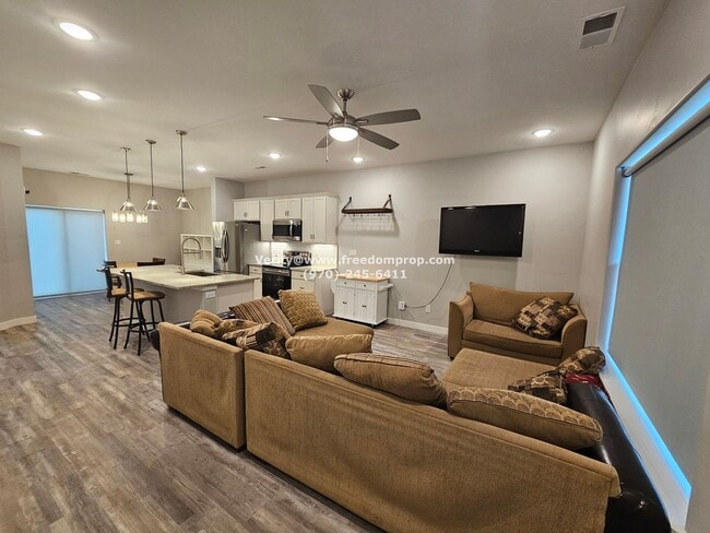 Primary Photo - Beautiful Furnished 2bed 2.5 bath Townhome...
