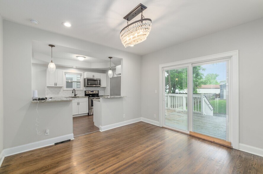 Building Photo - 556 Siebert St