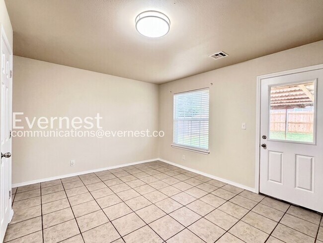 Building Photo - 3 Bed/2 Bath Home with Garage / Pet-Friendly / Available Now!