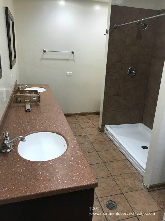 Building Photo - 1563 N Milwaukee Ave