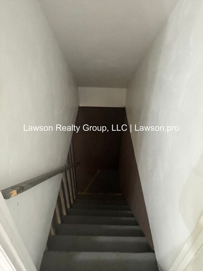 Building Photo - Three Bedroom Brick Ranch with Full Basement and Yard