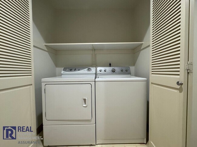 Building Photo - Charming 3BR/2BA End Unit Townhome-Now Available!!