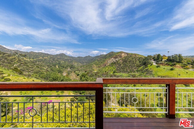 Building Photo - 2843 Lambert Dr