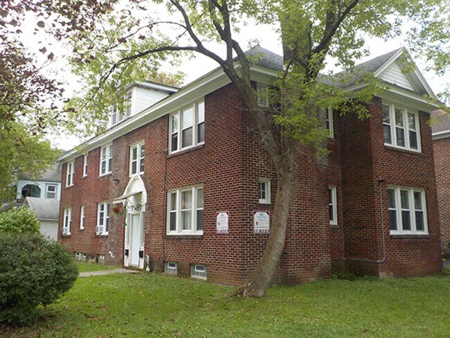 Building Photo - Available 6/1/26 Newly Renovated Spacious ...