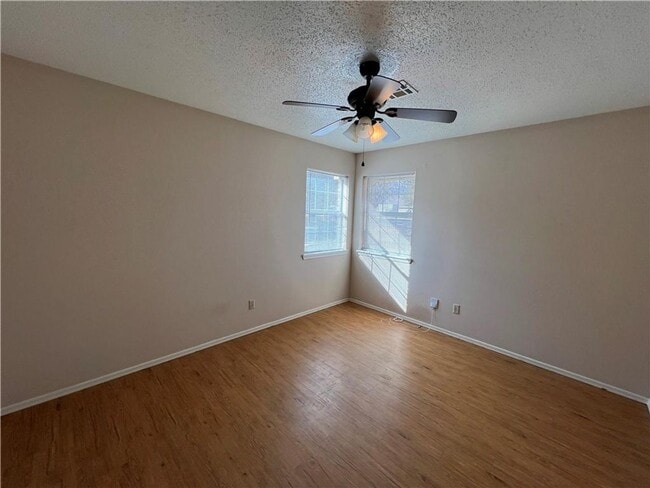 Building Photo - 322 S 11th Pl