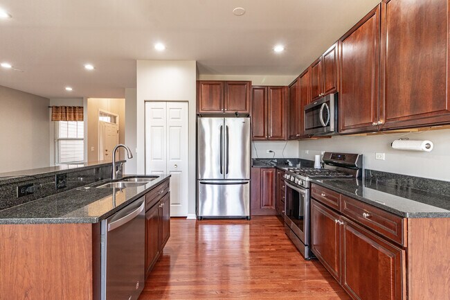 Building Photo - 1858 Crenshaw Cir