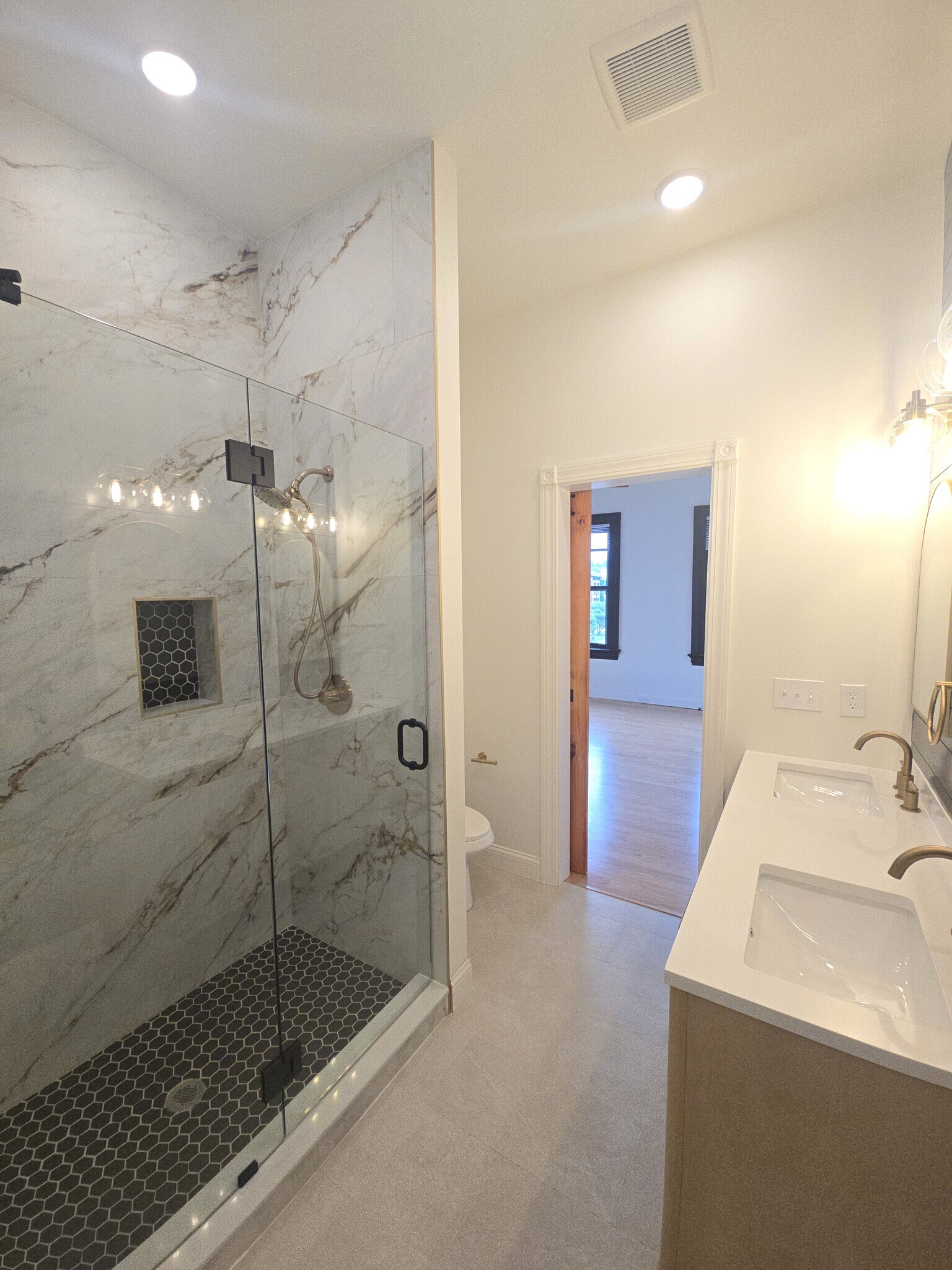 Primary Bathroom - 1205 Lee St