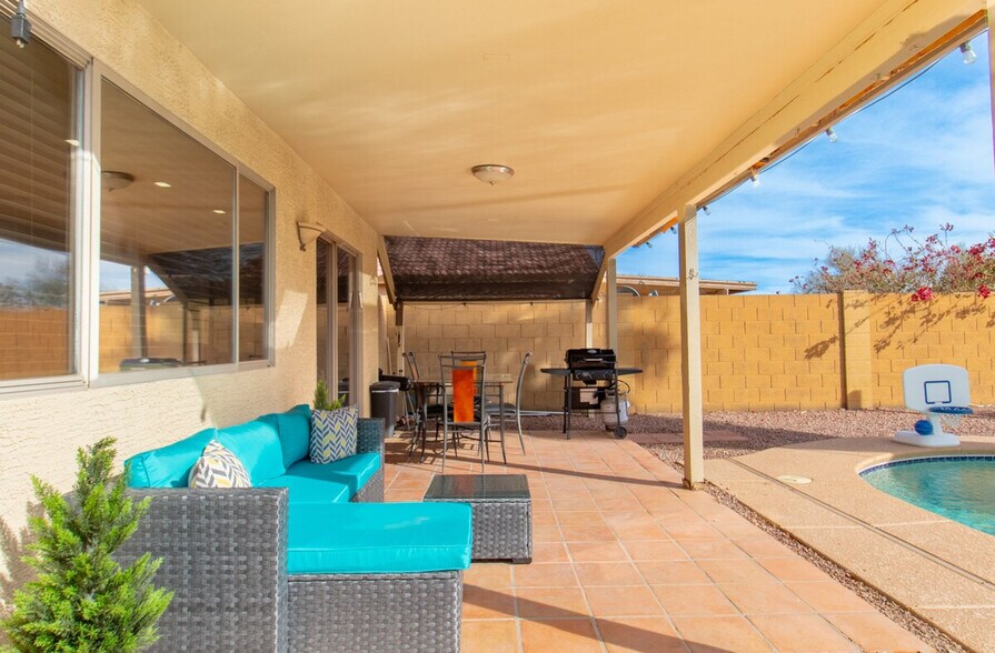 Building Photo - 1387 E 10th Pl