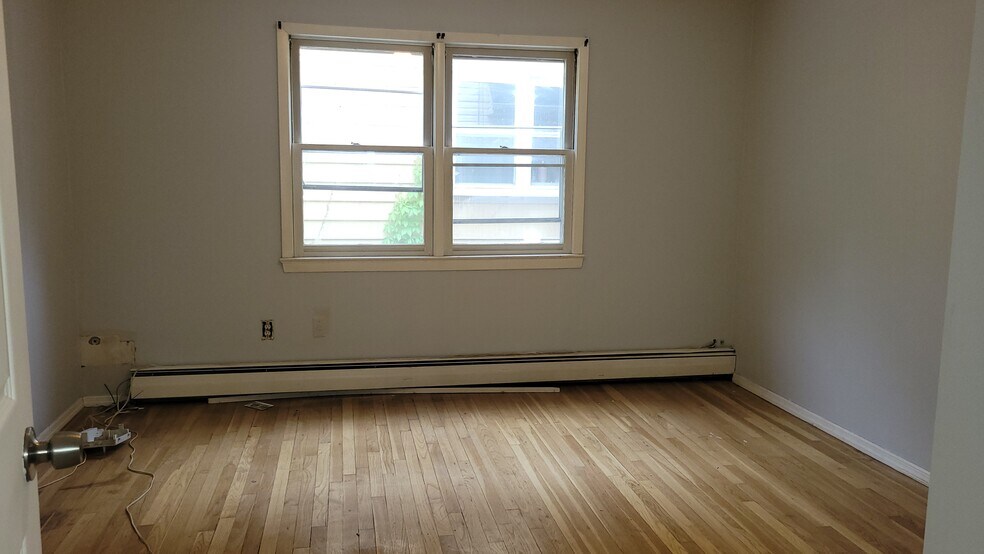 Building Photo - 2214 Halsey St