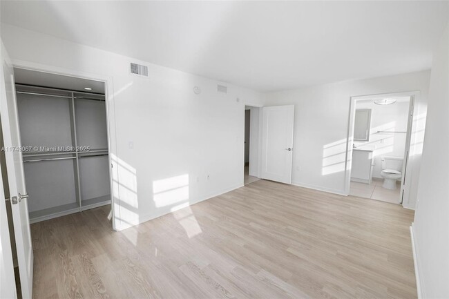 Building Photo - 910 West Ave