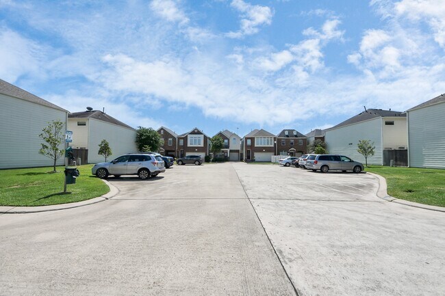Building Photo - 1727 Aden Dr