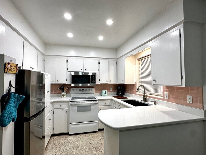 Building Photo - 3605 Iroquois Ave