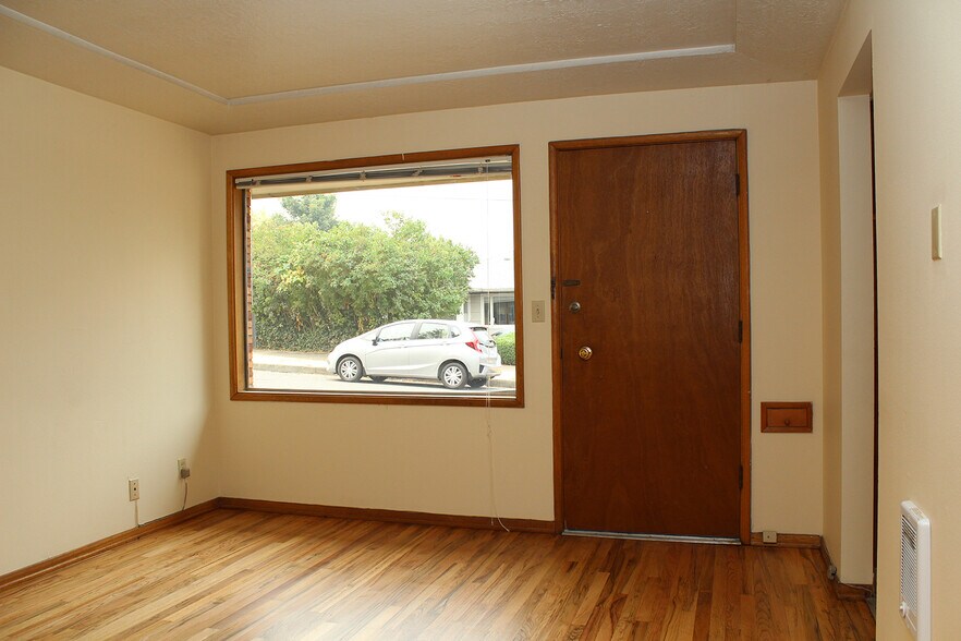 Building Photo - 126-140 NE 59th Avenue