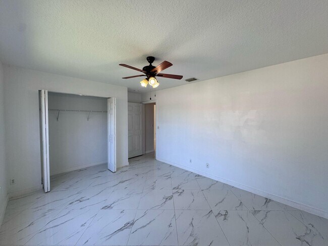 Building Photo - 240 Malibu Cir